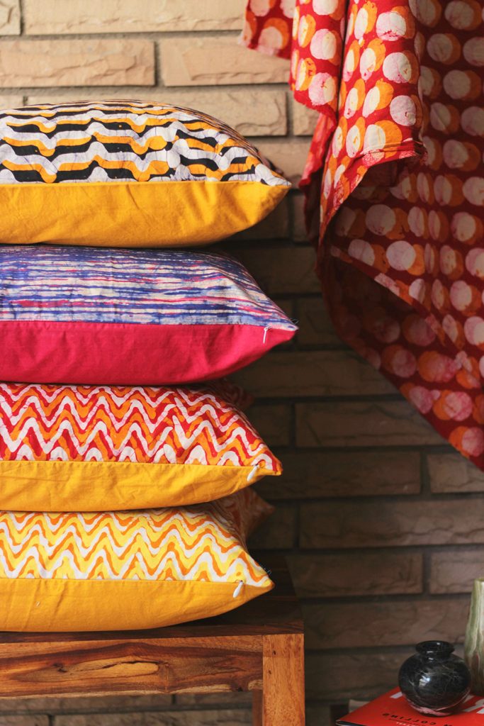 Cojines: Guía Completa para Elegir, Decorar y Disfrutar en tu Hogar 5 cojines de colores